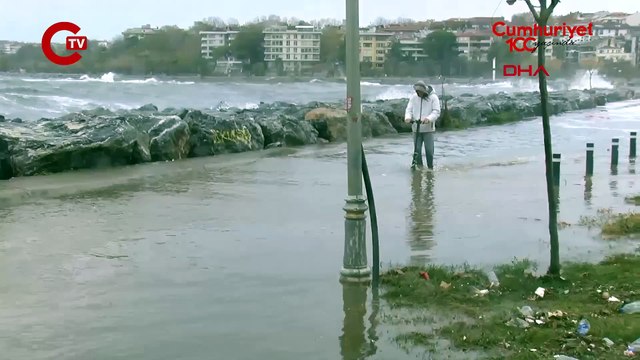 İstanbul'da lodos: Dev dalgalar oluştu, Kalamış Sahili göle döndü