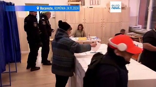Abertura das urnas para a primeira volta das eleições presidenciais na Roménia