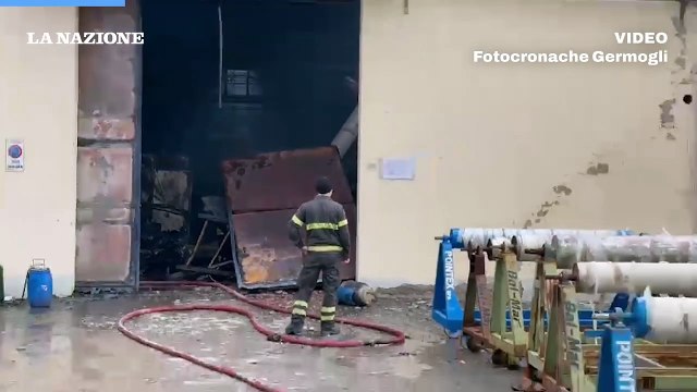 Campi Bisenzio, si contano i danni dopo l'incendio di una fabbrica