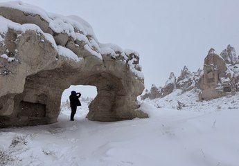 Peribacaları beyaza büründü! Turistler karın keyfini yaşadı
