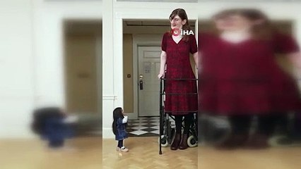 Dünyanın en uzun ve en kısa kadını yan yana