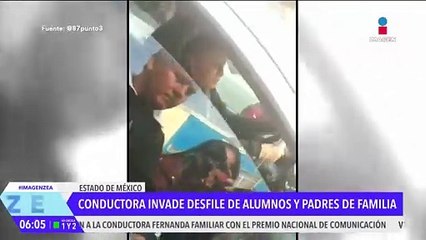 Conductora invade desfile de alumnos y padres de familia en el Edoméx