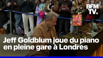 L'acteur Jeff Goldblum joue du piano en pleine gare à Londres