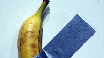 La famosa banana pegada a la pared se vende por USD 6,2 millones en Nueva York