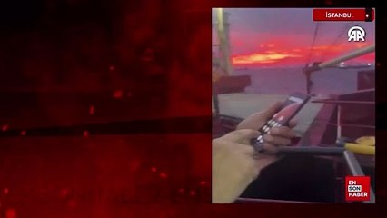 İstanbul'da demirli 2 gemi lodosun etkisiyle birbirine sürttü