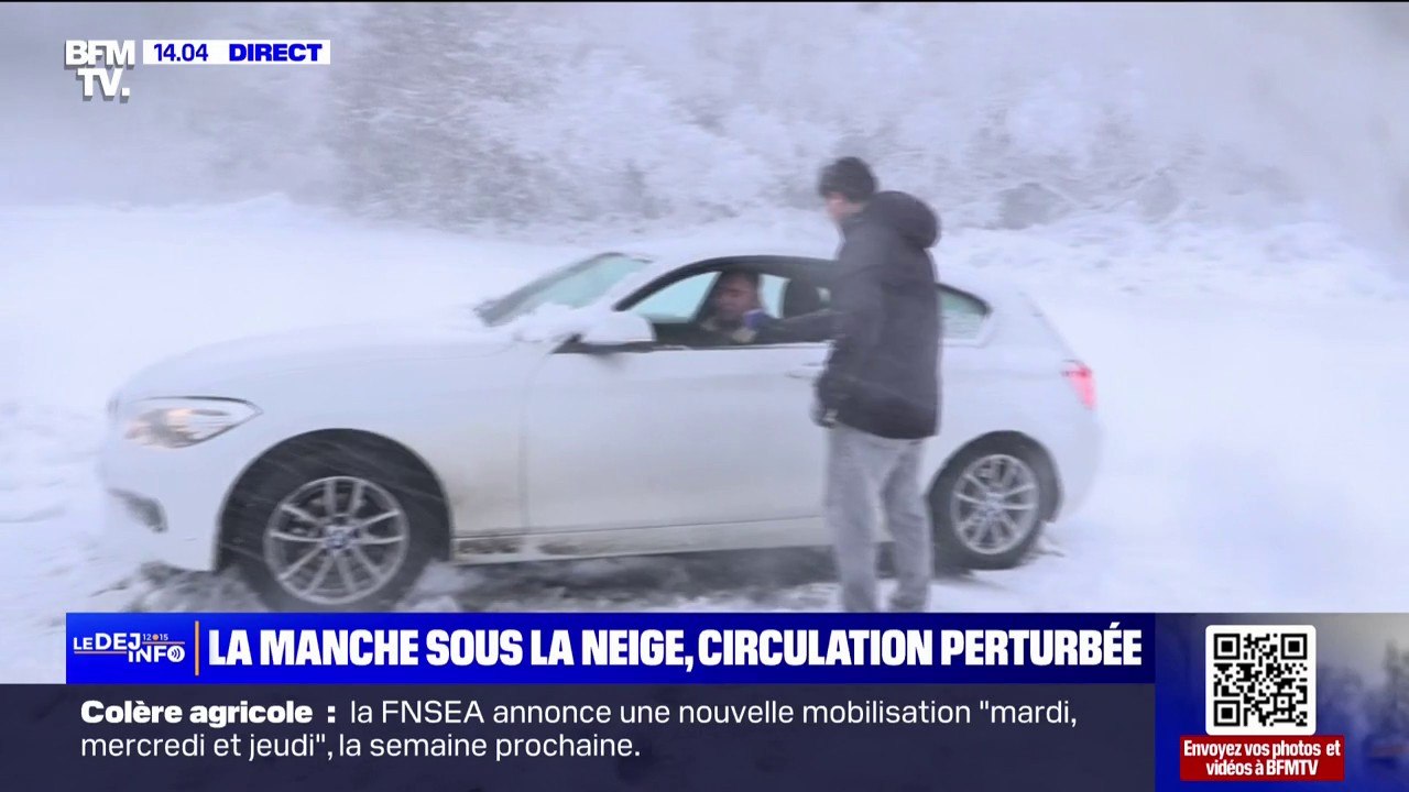 "Je devais me rendre au travail aujourd'hui, mais c'est impossible": cet automobiliste est bloqué depuis quatre heures à cause de la neige sur le bord de l'autoroute 84 vers Margueray (Manche)