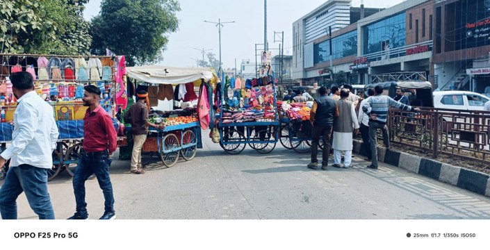 फुटपाथ का अतिक्रमण हटाया तो नाराज व्यापारियों ने सडक़ पर ठेले खड़े कर लगा दिया जाम