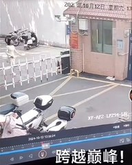 Mujer queda atrapada en una reja