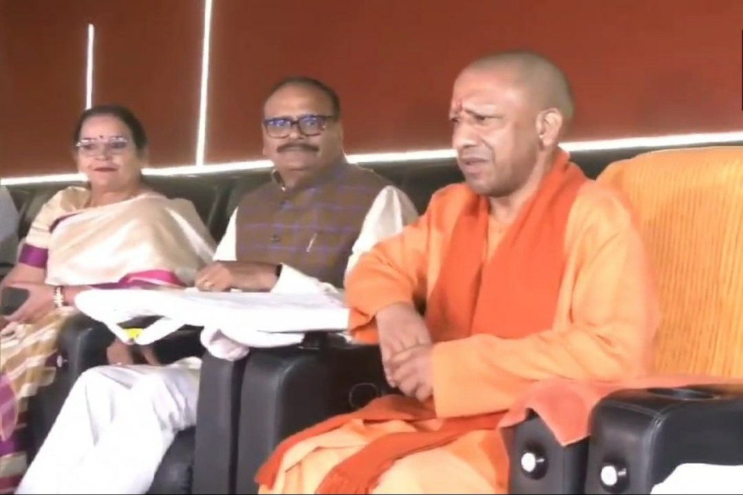 CM Yogi Watch Sabarmati Movie: सीएम योगी आदित्यनाथ ने देखी 'साबरमती': गोधरा कांड पर आधारित फिल्म