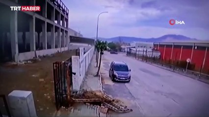 Fırtınanın uçurduğu 5 metrelik çelik, araca ok gibi saplandı
