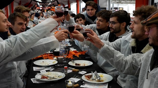 À 6h du matin, Rungis débouche le beaujolais nouveau lors d'un banquet XXL