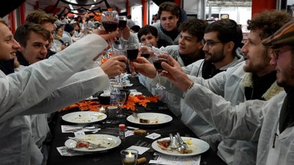 À 6h du matin, Rungis débouche le beaujolais nouveau lors d'un banquet XXL