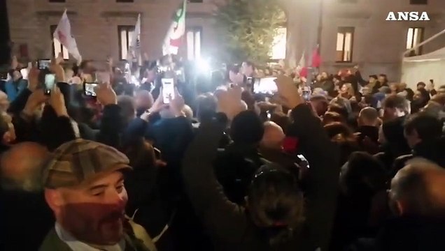Regionali Umbria, sostenitori intonano Bella ciao davanti alla sede della Regione