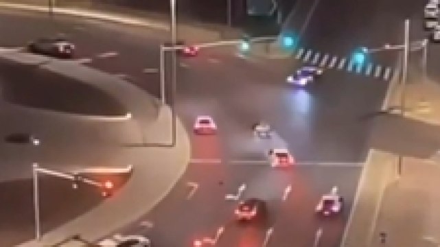 Una F1 corre in città, la polizia la insegue... in Lamborghini!