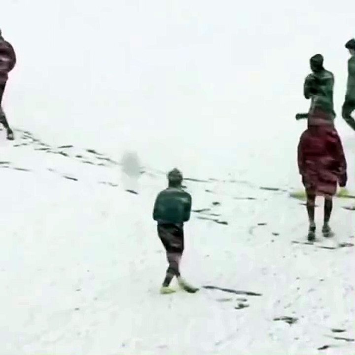 Neige à Paris : les joueurs du PSG transforment leur entraînement en bataille de boules de neige !