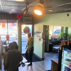 Un café américain offre une boisson gratuite à ceux qui dansent en entrant