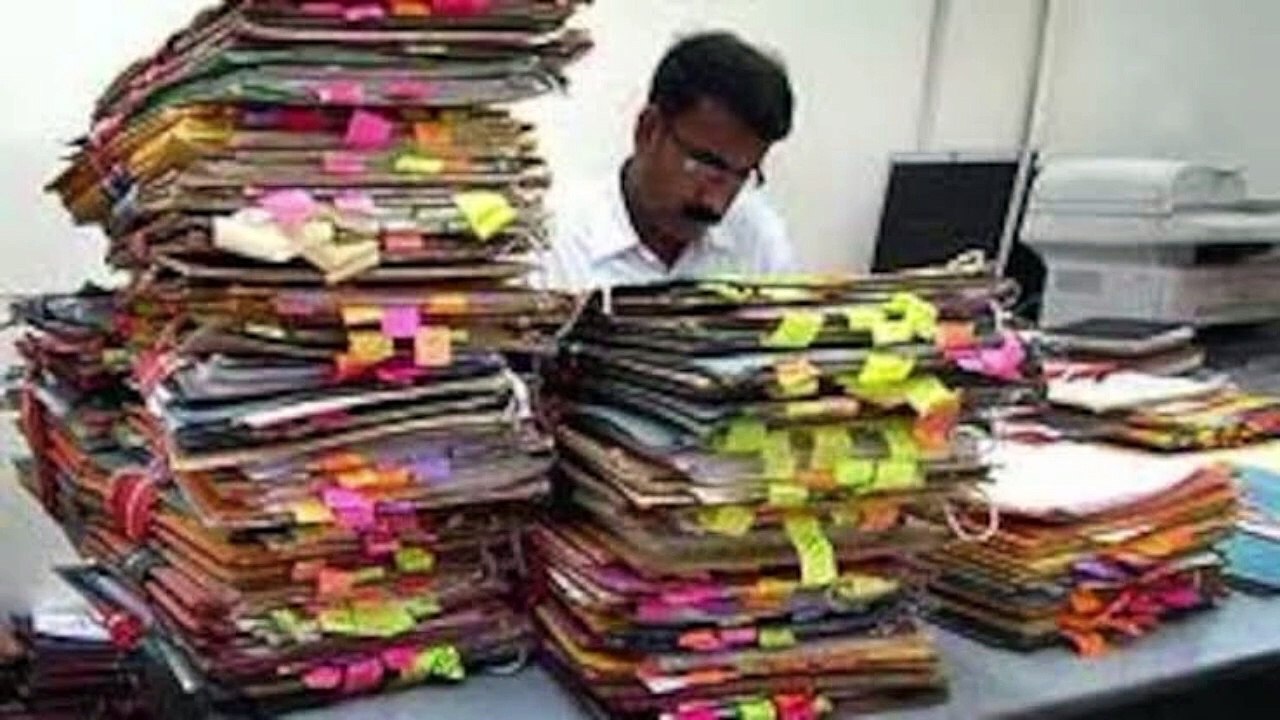 सरकारी नौकरी वाले कर्मचारियों के लिए भी हैं कायदे-कानून, एक हंसी भी पड़ सकती है भारी