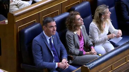 Pedro Sánchez, recibido entre aplausos a su llegada al Congreso de los Diputados