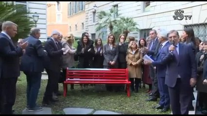 Femminicidio, inaugurata la panchina rossa al Senato