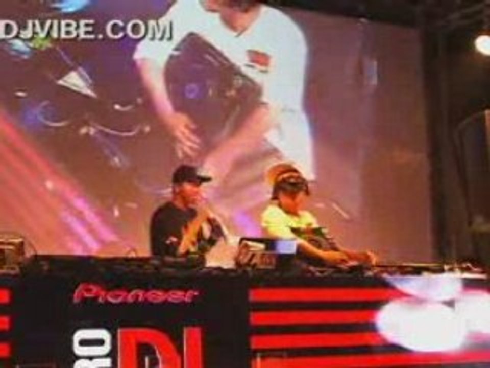 DJ Plays CDJ like a Guitar