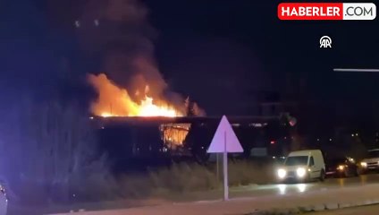 Afyonkarahisar'da bir restoranda çıkan yangına müdahale ediliyor