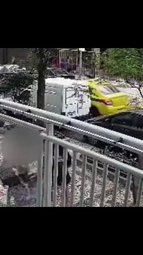 Bandido aplica mata-leão e assalta pedestres em calçada; assista