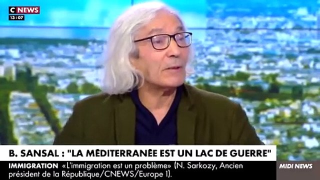 L'écrivain Boualem Sansal a été arrêté par la police à Alger et emprisonné.