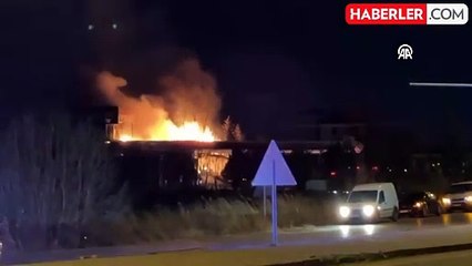 Afyonkarahisar'da bir restoranda çıkan yangına müdahale ediliyor