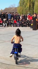 जब एक बच्चा खेलता है, तो पूरा गाँव रुक जाता है!"