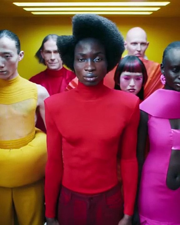 Regardez cette campagne de pub surréaliste de la marque de voitures "Jaguar", décriée car jugé" trop "woke" avec des mannequins androgynes.. et surtout sans montrer aucun véhicule !