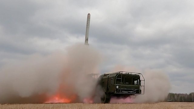 푸틴 ICBM 아니고 신형 중거리 미사일 시험발사 / YTN