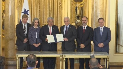 Mulino firma la Declaración de Chapultapec y la de Salta II ante miembros de la SIP