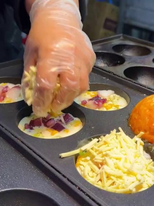 Who knows how to make such a big octopus ball. Is it your dream ball #octopusballs #streetfood #octopusballs #fireworksinthenightmarket