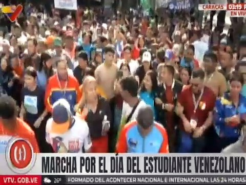 Jóvenes venezolanos salen a las calles para conmemorar el Día del Estudiante Universitario