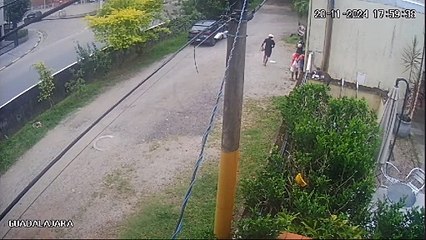 Turistas são assaltados por 'gangue de bicicleta' em frente à hostel em Guarujá;VÍDEO