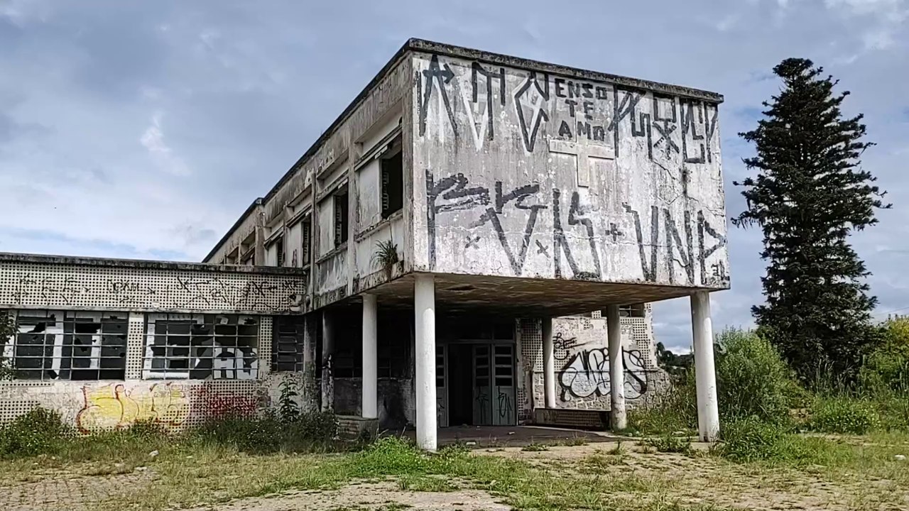 HOSPITAL ABANDONADO - RITUAIS PODEM ESTAR ACONTECENDO POR ALI