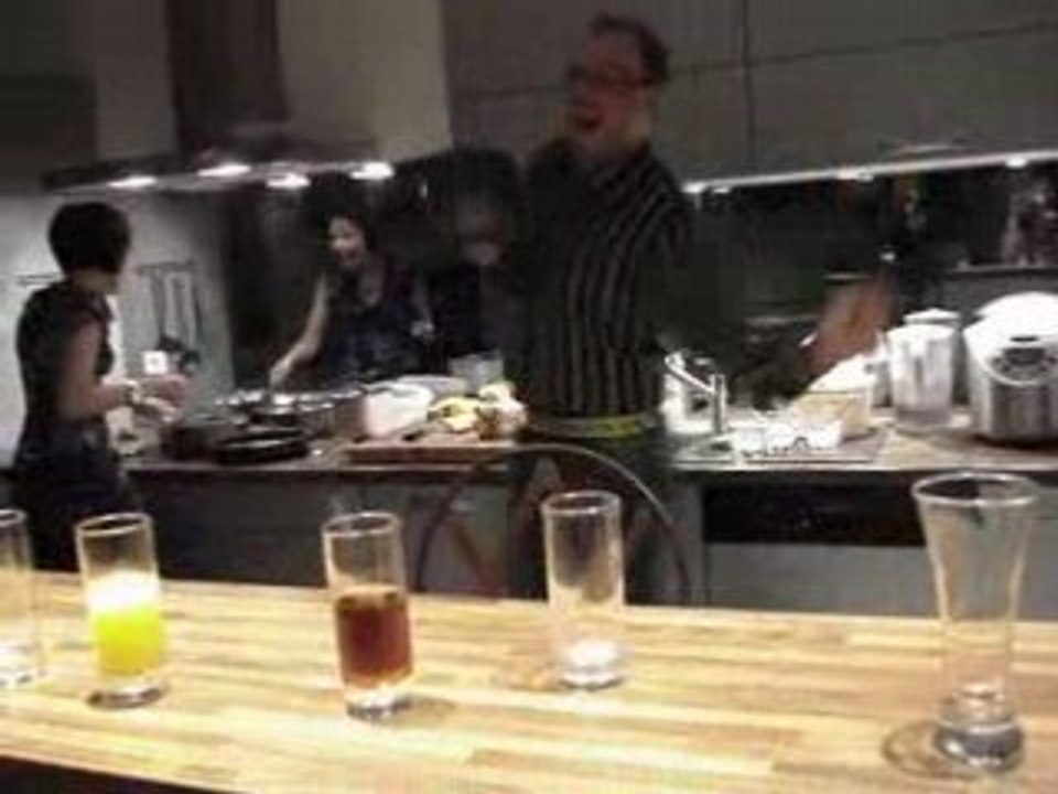 soiree chez romain et sophie ; sophie danse avec nico