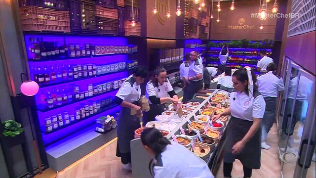 Ana Paula Padrão ajuda participante com compras: Delivery vip