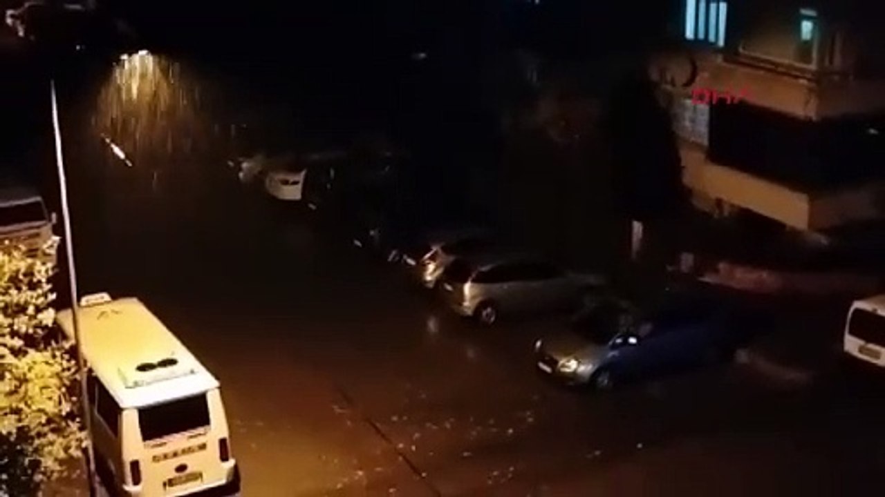 Nazilli'de sağanak cadde ve sokakları suyla doldurdu; sahaya çıkan belediye başkanı halktan özür diledi