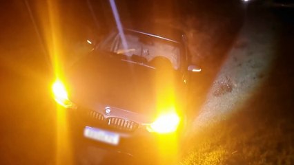 BMW cai em canaleta da BR-163 em Cascavel