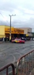 Carro derrapa durante apresentação e atropela plateia