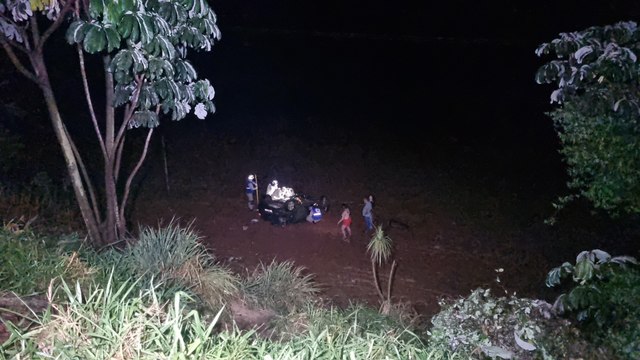 Carro capota várias vezes e cai em barranco às margens da BR-163 em Cascavel