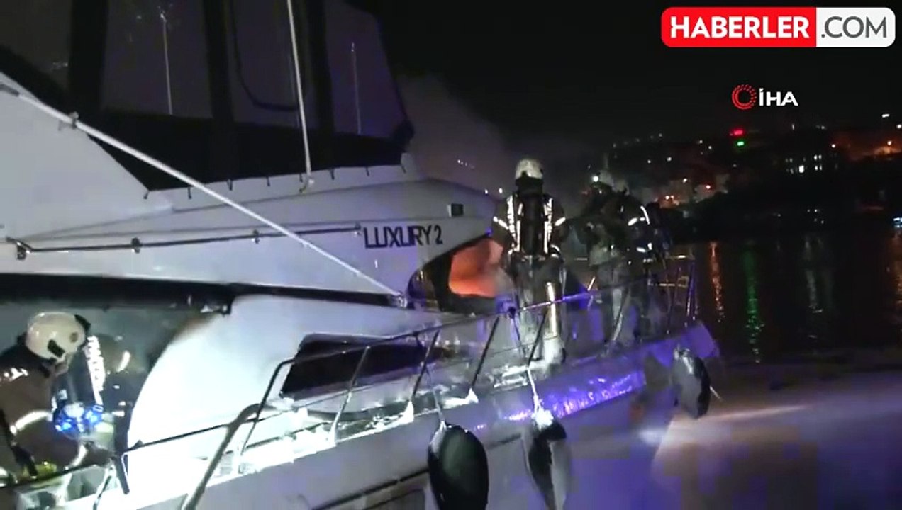 Fatih'te Lüks Yat Yangını: 18 Metrelik Yacht Alev Alev Yandı ...