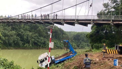 Tiếp tục tìm kiếm 2 nạn nhân vụ xe rác rơi từ cầu treo