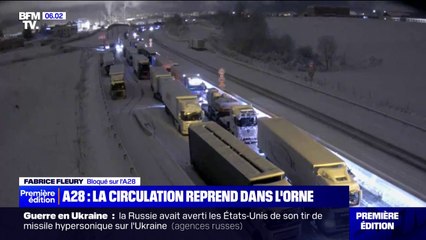 "8 heures bloqué dans la voiture": un automobiliste raconte son calvaire sur l'A28 dans l'Orne à cause de la neige