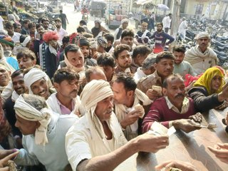 खाद की किल्लत: दो घण्टे में ही बंट गए 1646 यूरिया के कट्टे