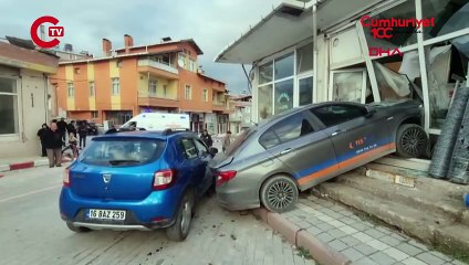 Park halindeki iki otomobile çarptı, aracını bırakıp kaçtı!