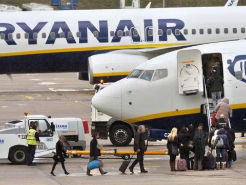 El Gobierno multa con 179 millones de euros a las aerolíneas de bajo coste por cobrar el equipaje de mano y la impresión de billetes