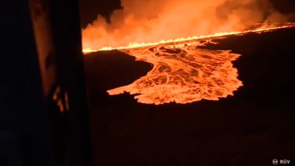 İzlanda'da patlayan volkan, geceyi aydınlattı