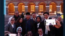 Prabowo Abadikan Momen Hangat Bareng Wartawan di London, Foto Bareng dan Bersenda Gurau
